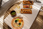 Assortiment de sushis et poke bowls dans un saladier en teck naturel de 15 cm