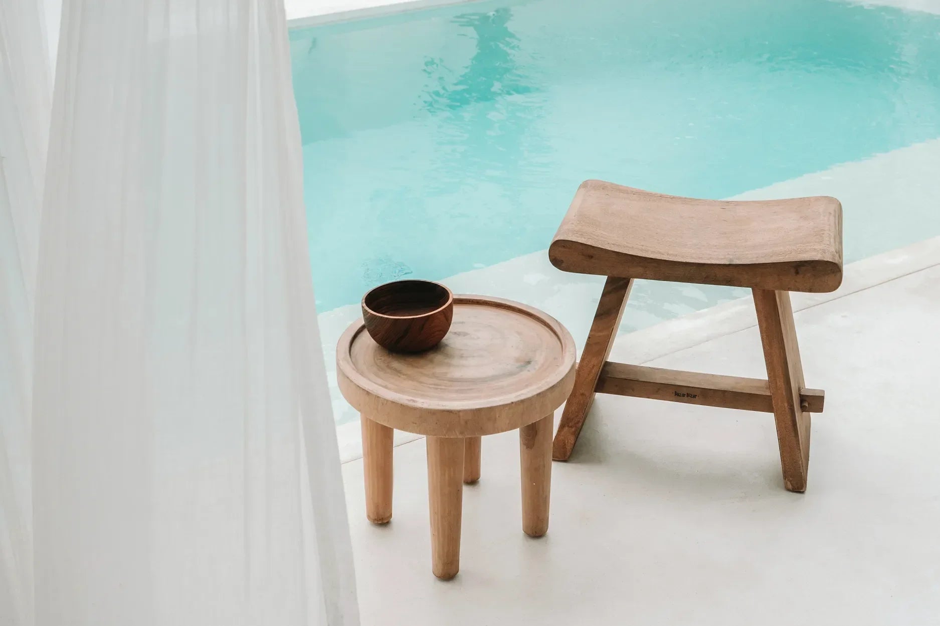 Sculpture en teck naturel avec des tabourets en bois et un bol durable et noble
