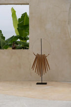 Sculpture décorative circulaire en bois naturel avec pics sur socle H85 cm