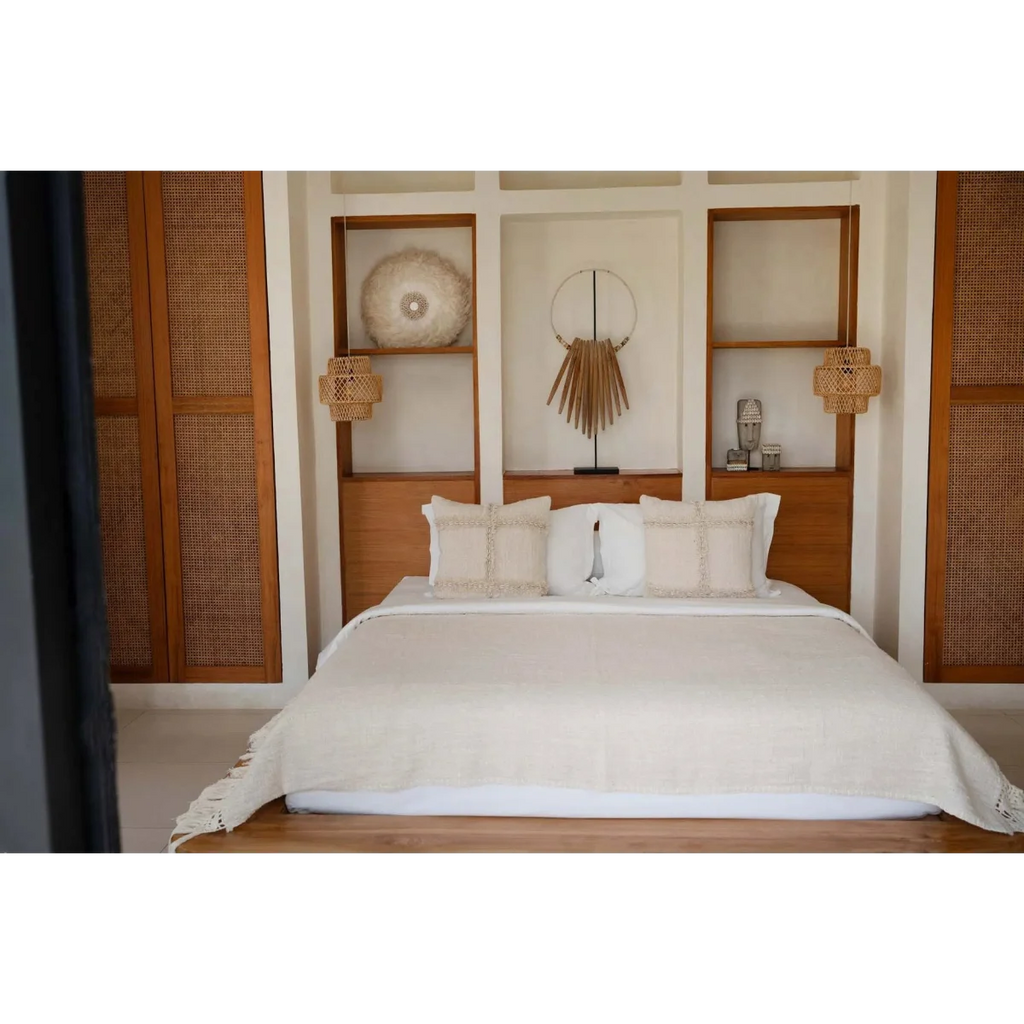 Lit bien fait avec linge clair, parfait pour la décoration circulaire en bois naturel