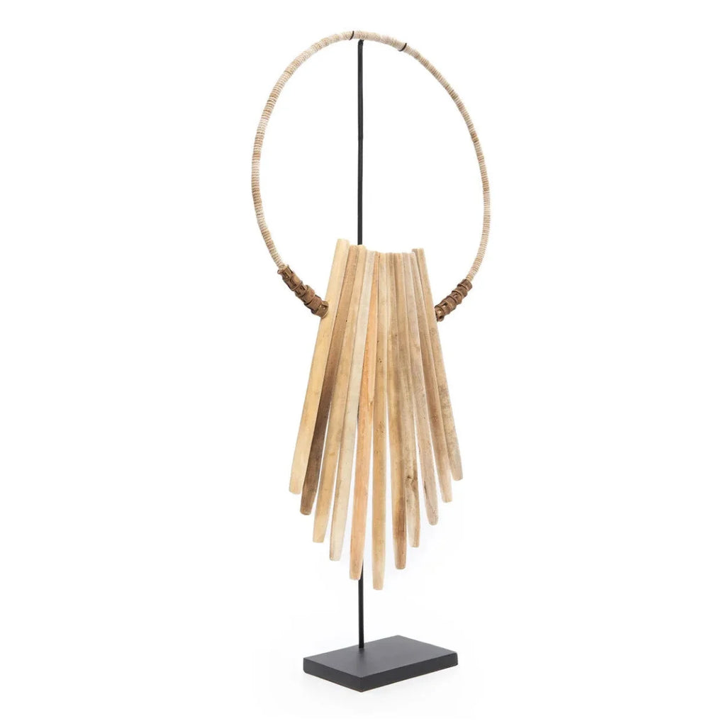 Collier tribal décoratif en bois naturel avec pendentif en lattes sur socle H85 cm