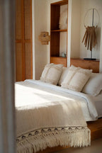 Lit de style bohème avec jeté à franges, parfait pour la décoration Sculpture en bois naturel
