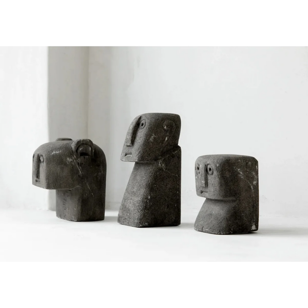 Sculpture décorative en pierre grise de 9x6 cm avec trois têtes expressives abstraites