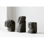 Sculpture décorative en pierre grise de 9x6 cm avec trois têtes expressives abstraites