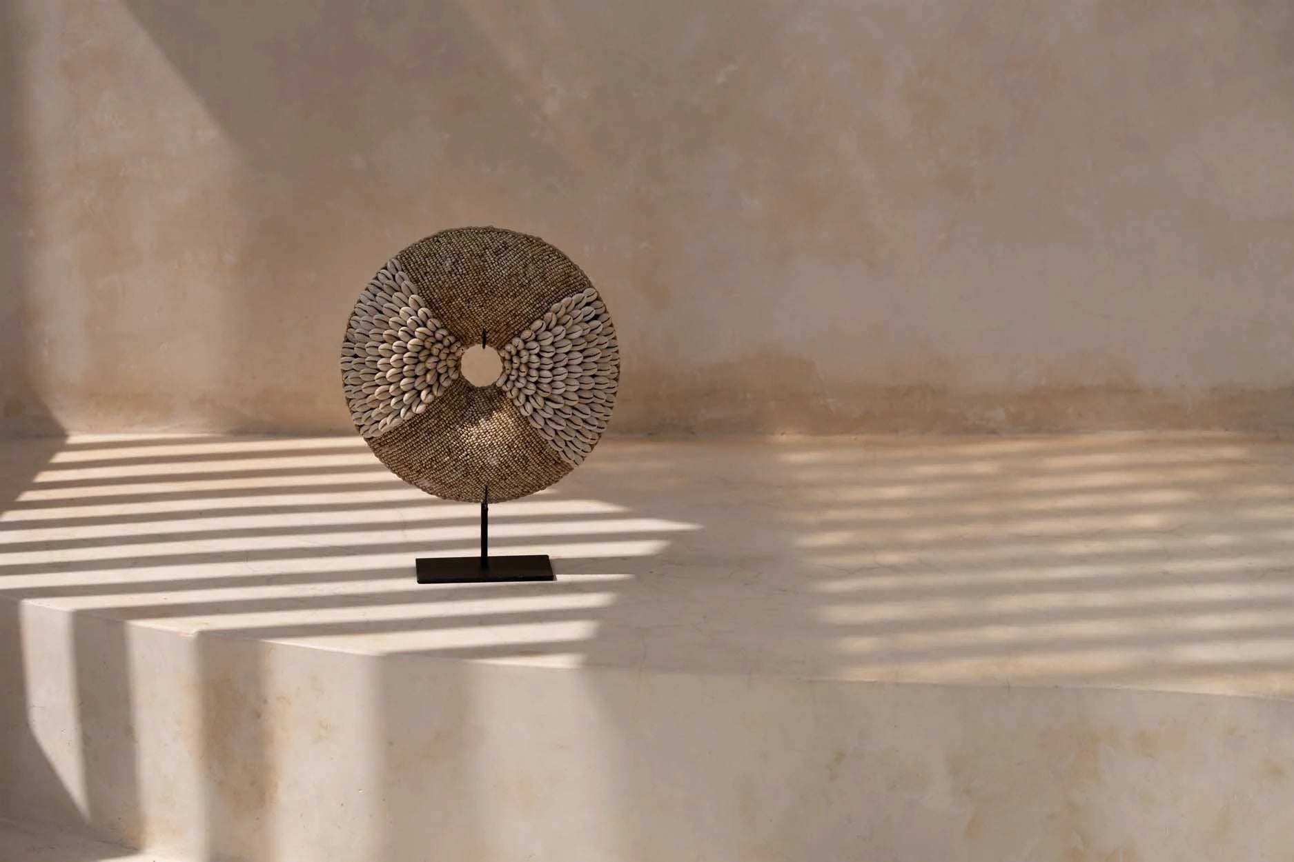 Décoratif rond en fibres naturelles avec motif de coquillages sur socle