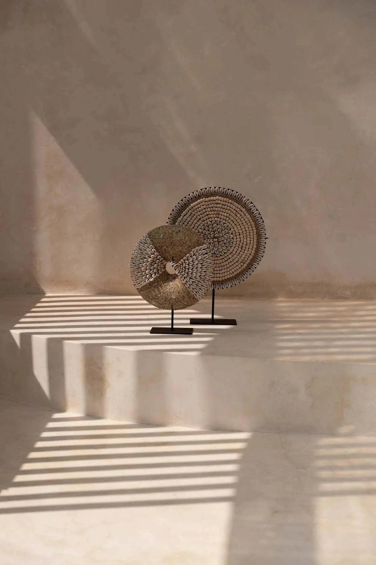 Sculpture décorative ronde en fibres naturelles et coquillages sur socle