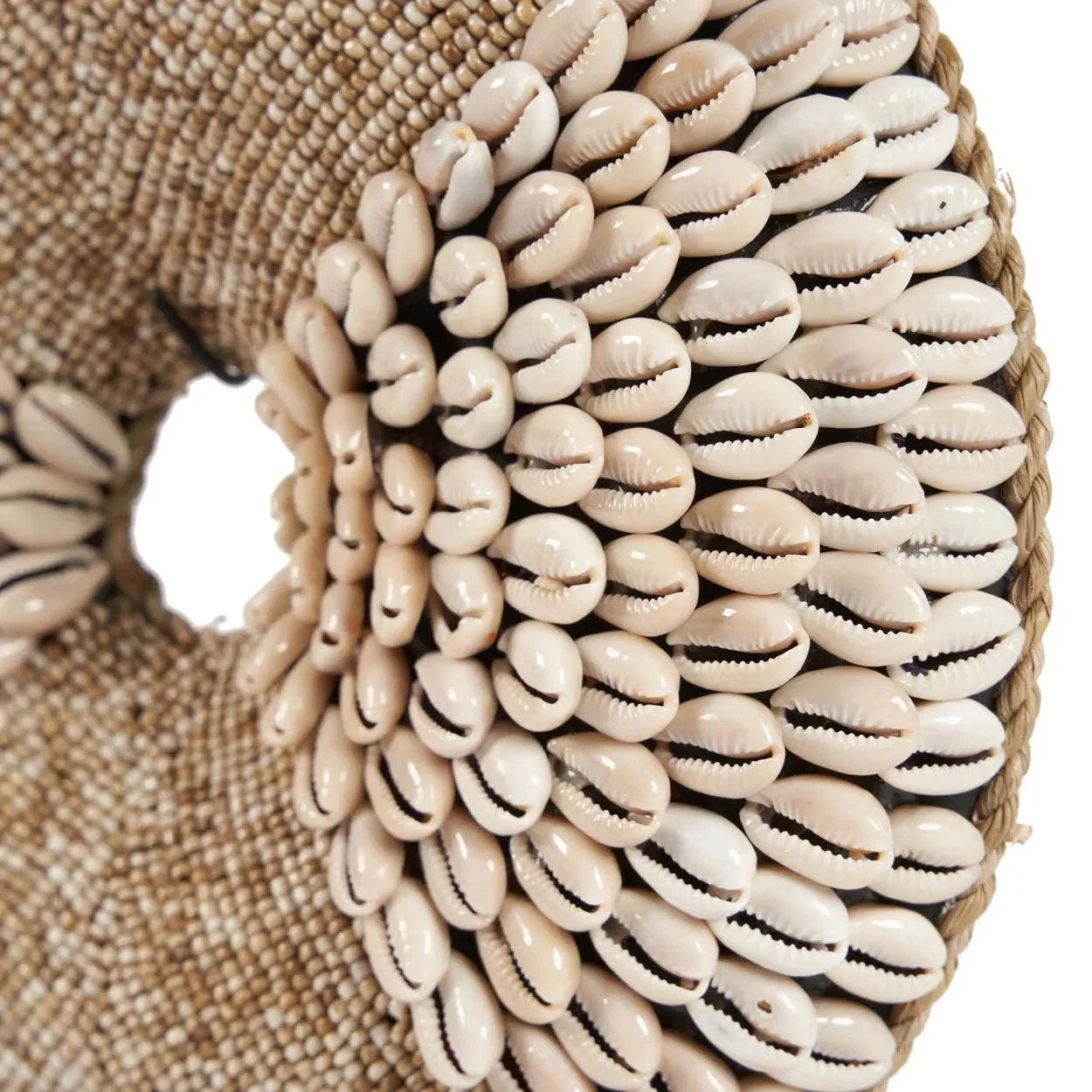 Décoration ronde en fibres naturelles et coquillages avec ouverture centrale sur socle