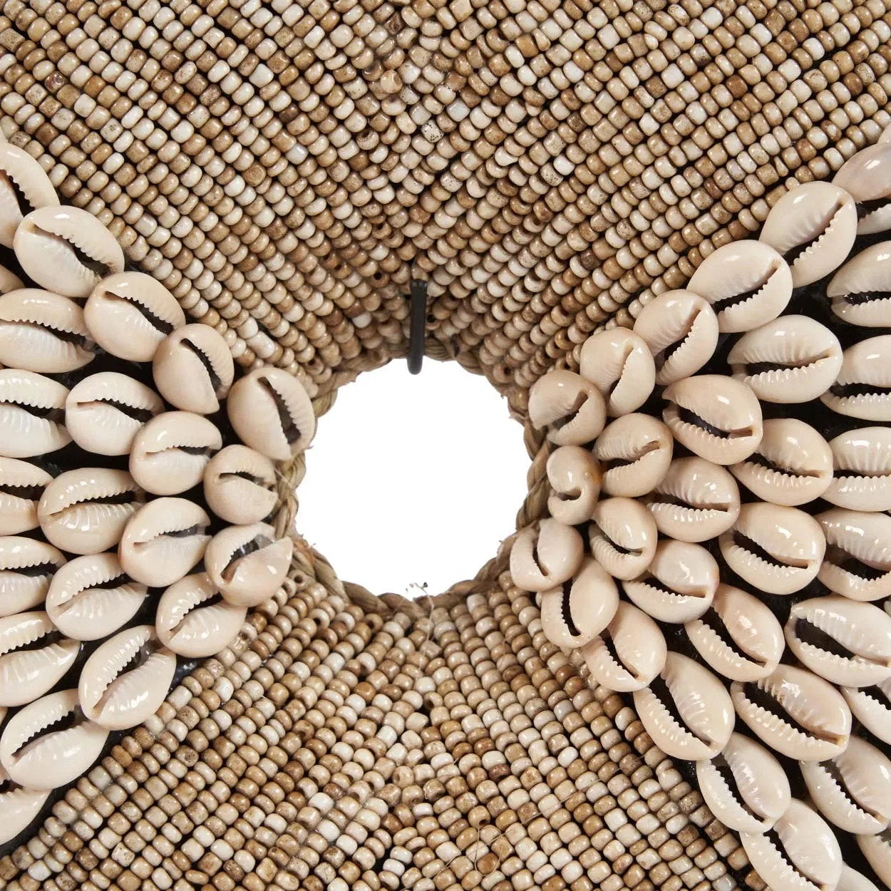 Adorno tribal circulaire en coquillages et fibres naturelles sur socle