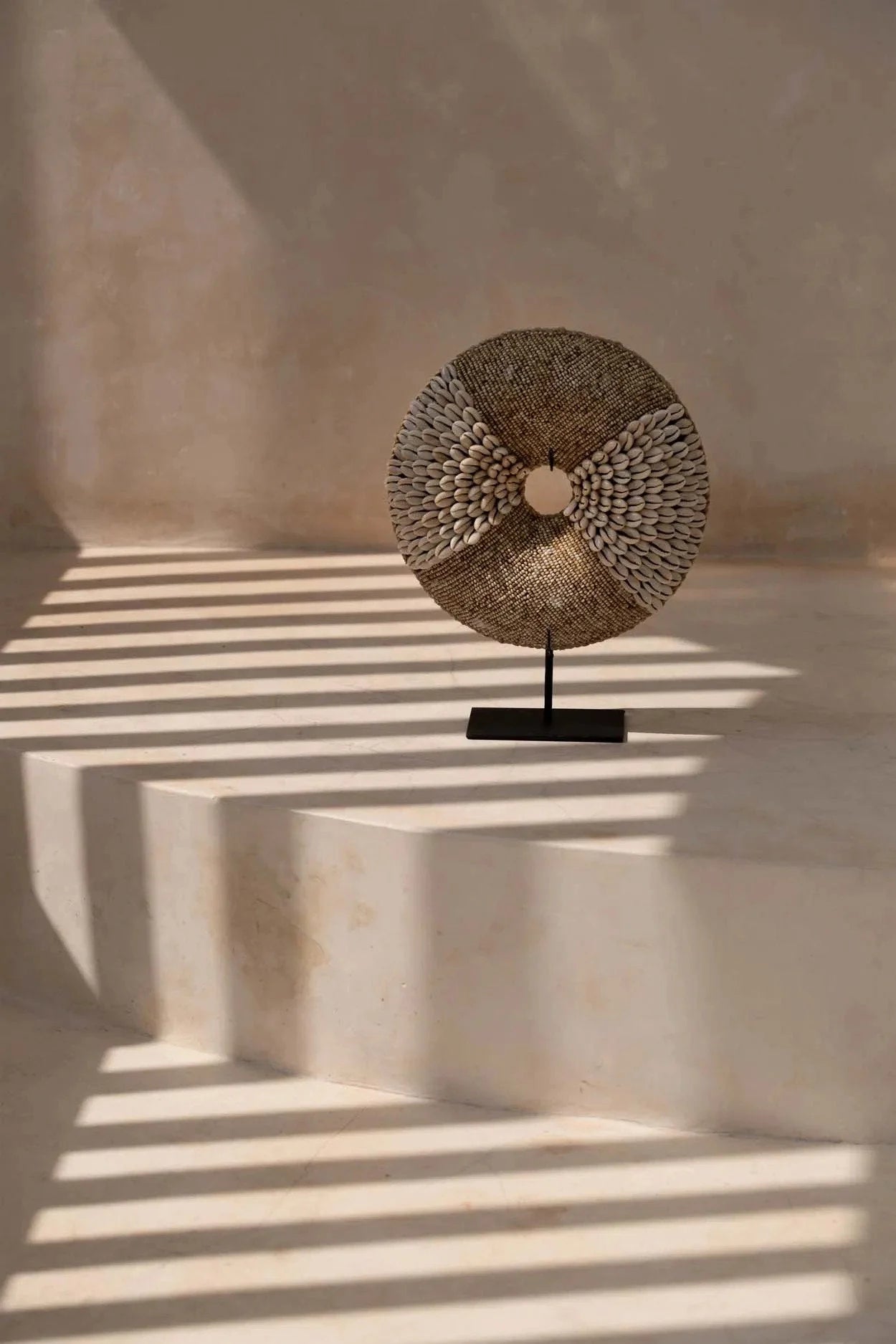Sculpture décorative ronde en fibres naturelles et coquillages sur socle noir