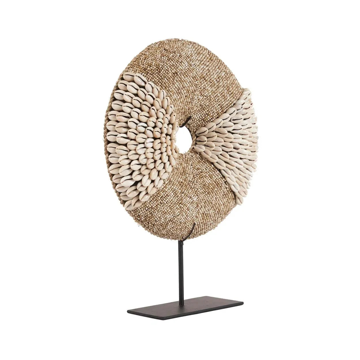 Décoratif sculpture ronde en fibres naturelles et coquillages sur socle