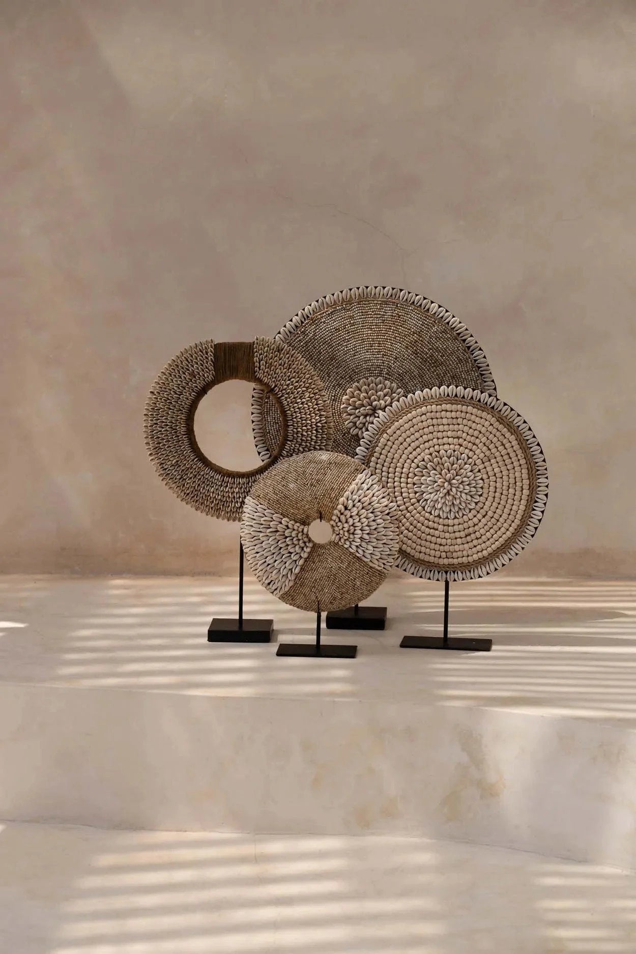 Disques décoratifs en coquillages et fibres naturelles sur socle pour décoration intérieure