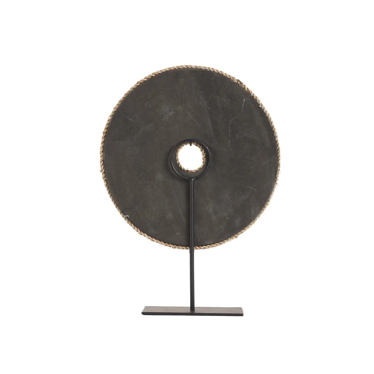 Objet décoratif rond noir en fibres naturelles et coquillages sur socle