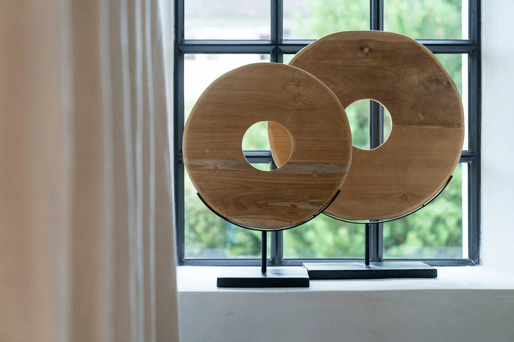 Deux sculptures en bois de donut rondes sur socle noir, décoration en teck naturel