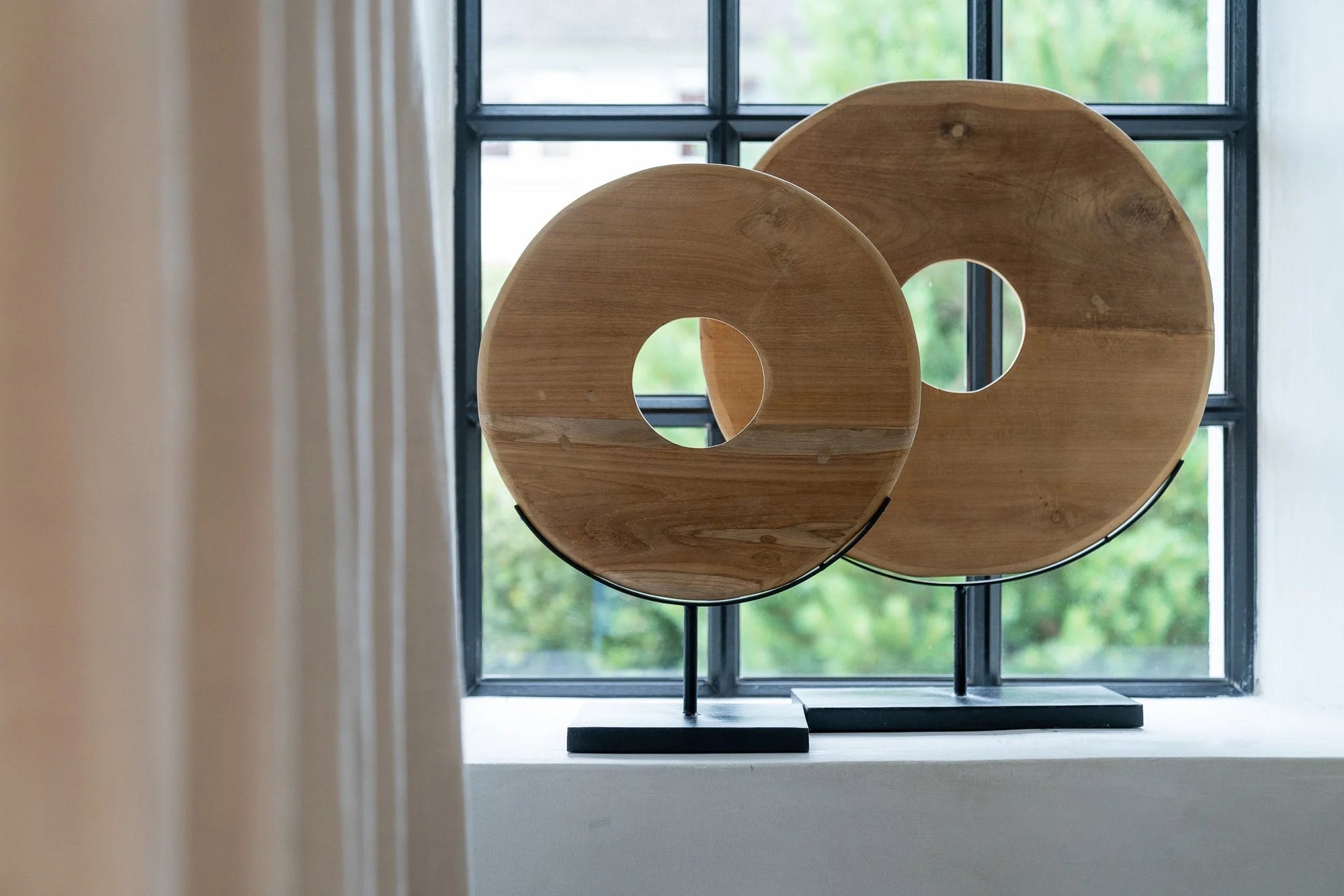 Deux sculptures en bois de donut rondes sur socle noir, décoration en teck naturel