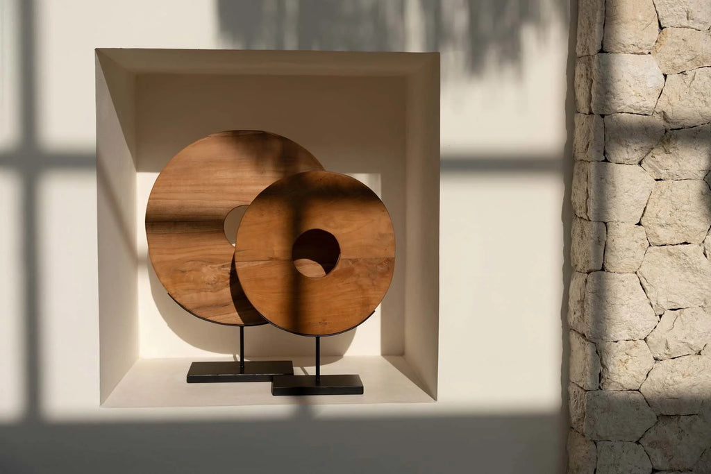 Sculptures en bois de donuts ronds sur socles noirs, décoration en teck naturel, H50 cm
