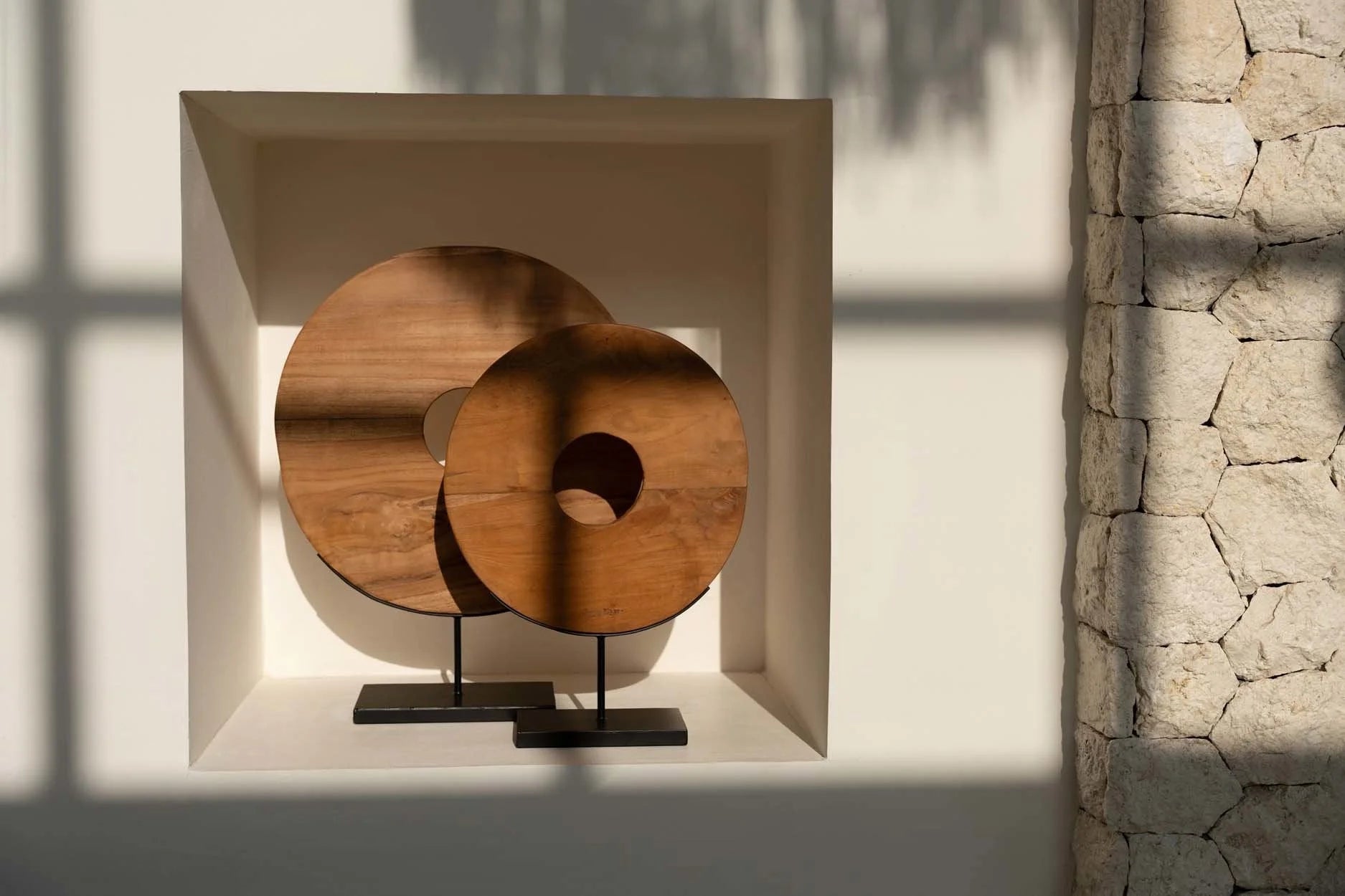 Sculptures en bois de donuts ronds sur socles noirs, décoration en teck naturel, H50 cm
