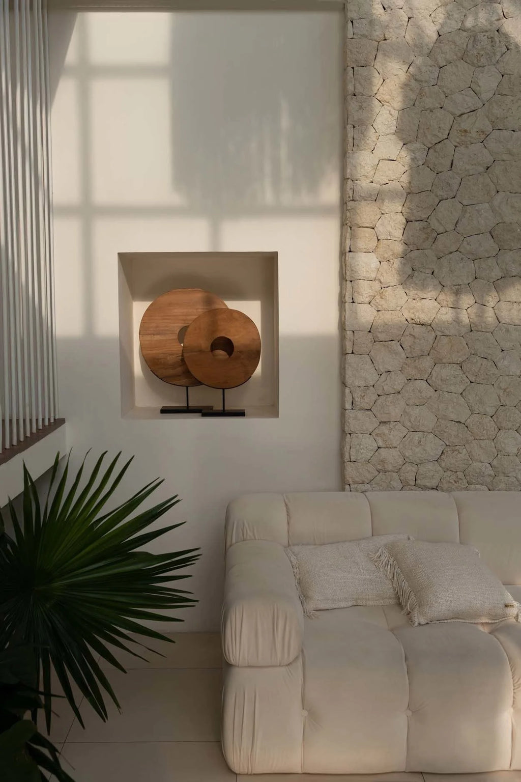 Canapé blanc moderne en cuir pour un intérieur élégant et contemporain