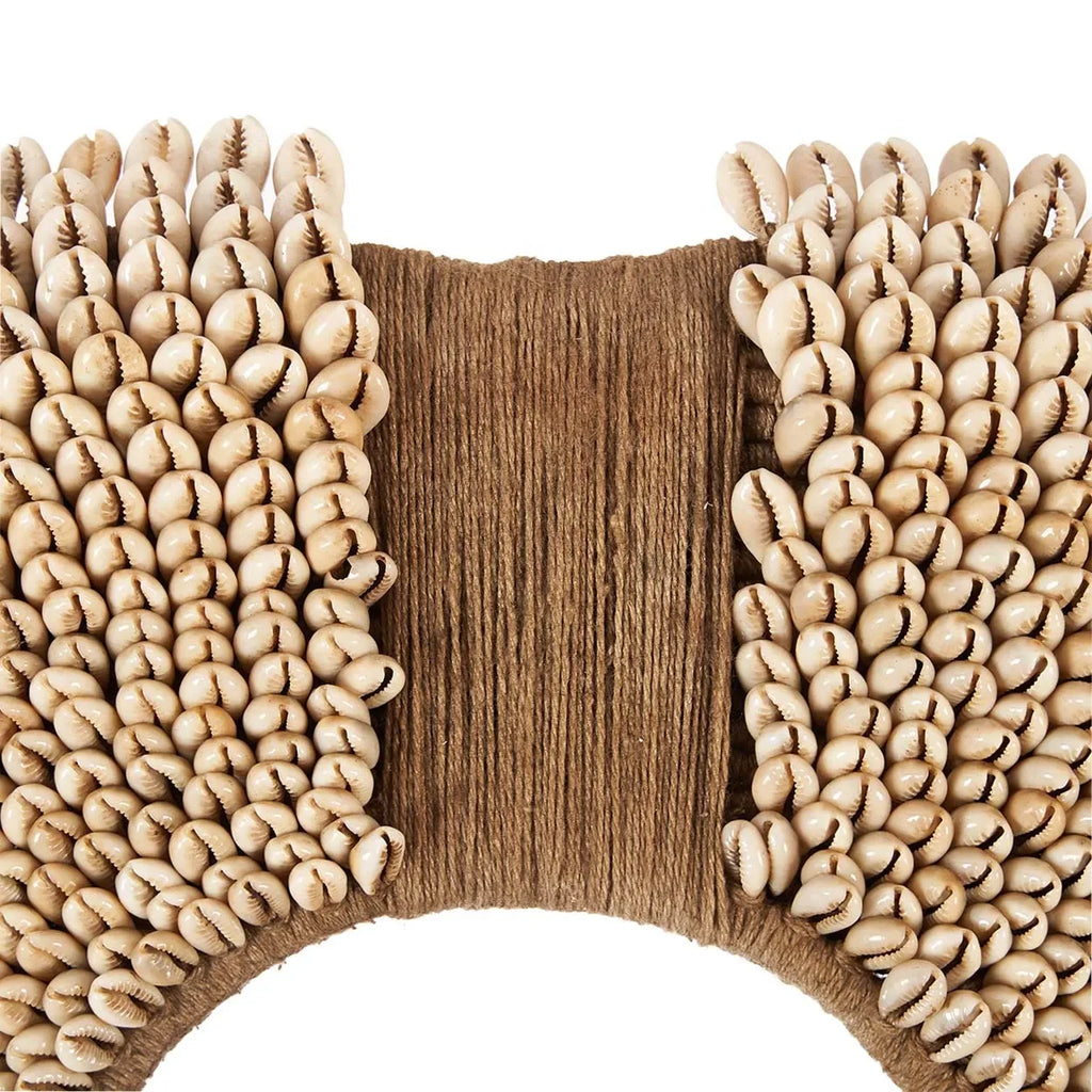 Collier en coquillages Cowrie et fibres pour décoration murale Sculpture sur socle