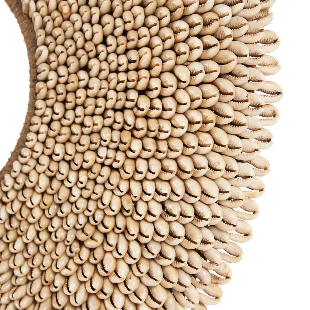 Murale en coquillage naturel circulaire avec coque de cowrie sur socle 52 cm