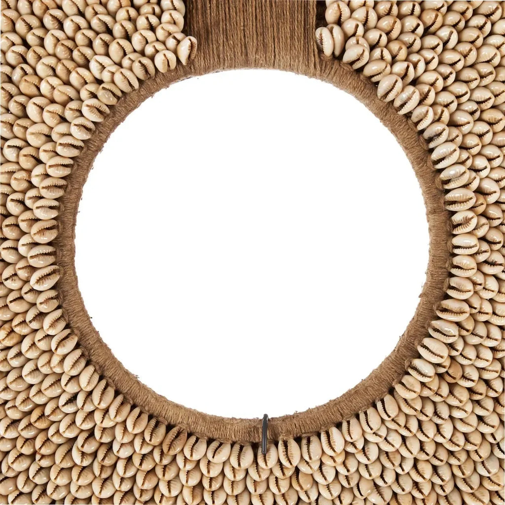 Cadre circulaire orné de coquillages Cowrie, sculpture murale naturelle sur socle