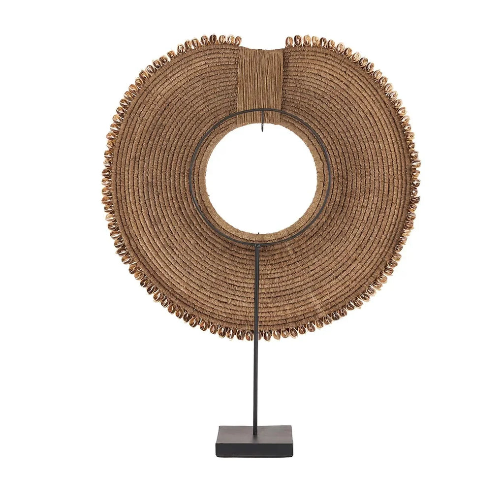 Sculpture murale en coquillage naturel sur socle, cercle tissé avec embellissements en coquillages