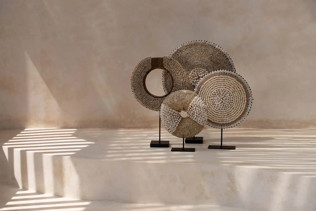 Décor mural avec quatre disques en coquillage naturel sur socle de 52 cm