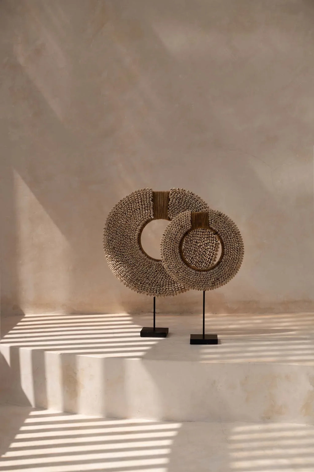 Sculpture murale en coquillage naturel avec deux sculptures circulaires en perles