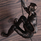 Sculpture murale grimpeur en résine gros plan