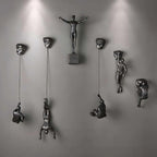 Sculpture murale grimpeur en résine dans un salon