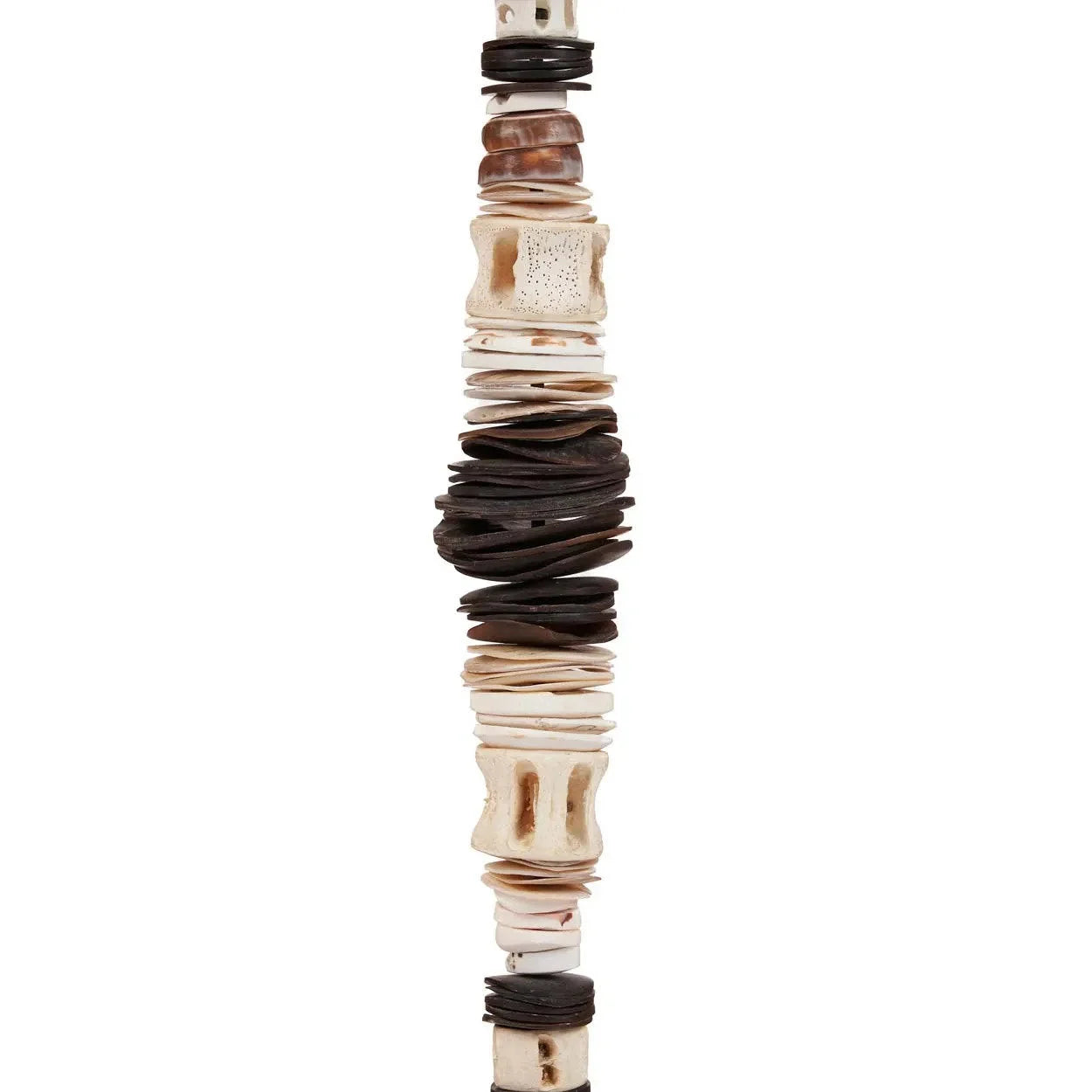 Totem sculptural en coquillages noir et blanc, H55 cm sur socle artisanal