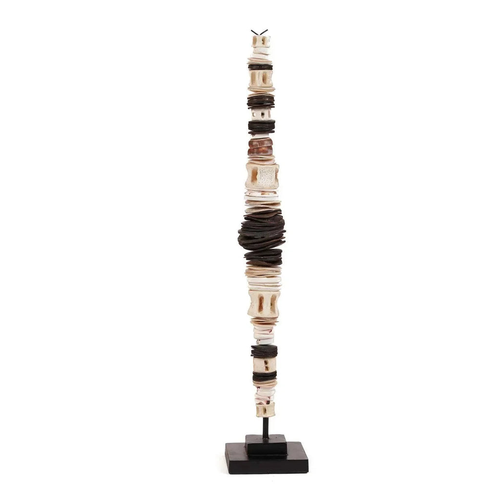 Totem sculpture en coquillage noir et blanc sur socle artisanal, H55 cm