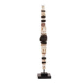 Totem sculpture en coquillage noir et blanc sur socle artisanal, H55 cm