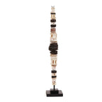 Totem sculpture en coquillage noir et blanc sur socle artisanal, H55 cm