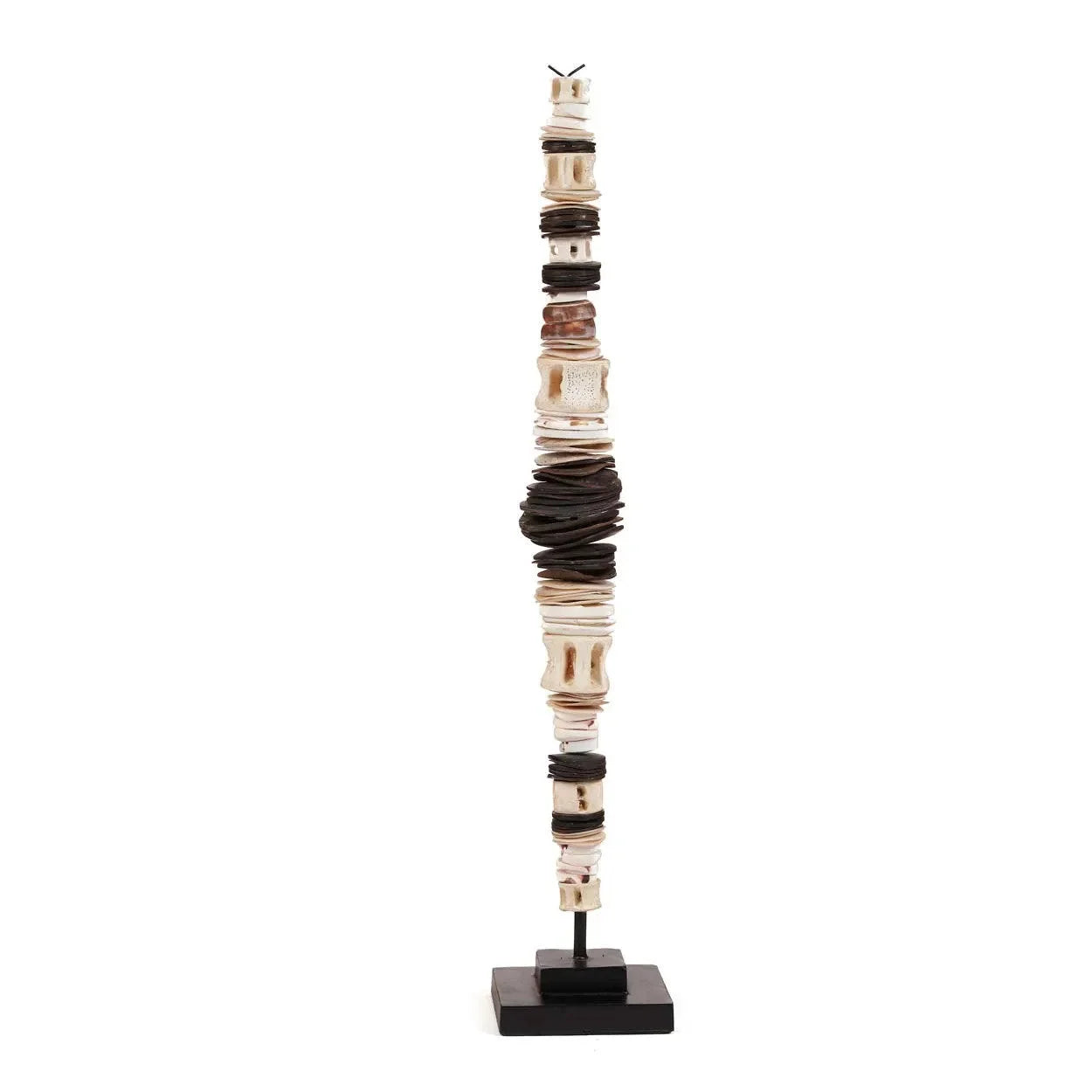 Totem sculpture en coquillage noir et blanc sur socle artisanal, H55 cm