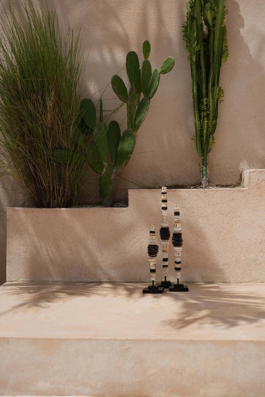 Totem sculptural en coquillages noir et blanc sur socle artisanal, H55 cm