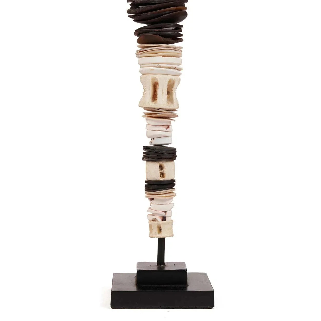 Totem sculptural en coquillage noir et blanc sur socle artisanal, H55 cm