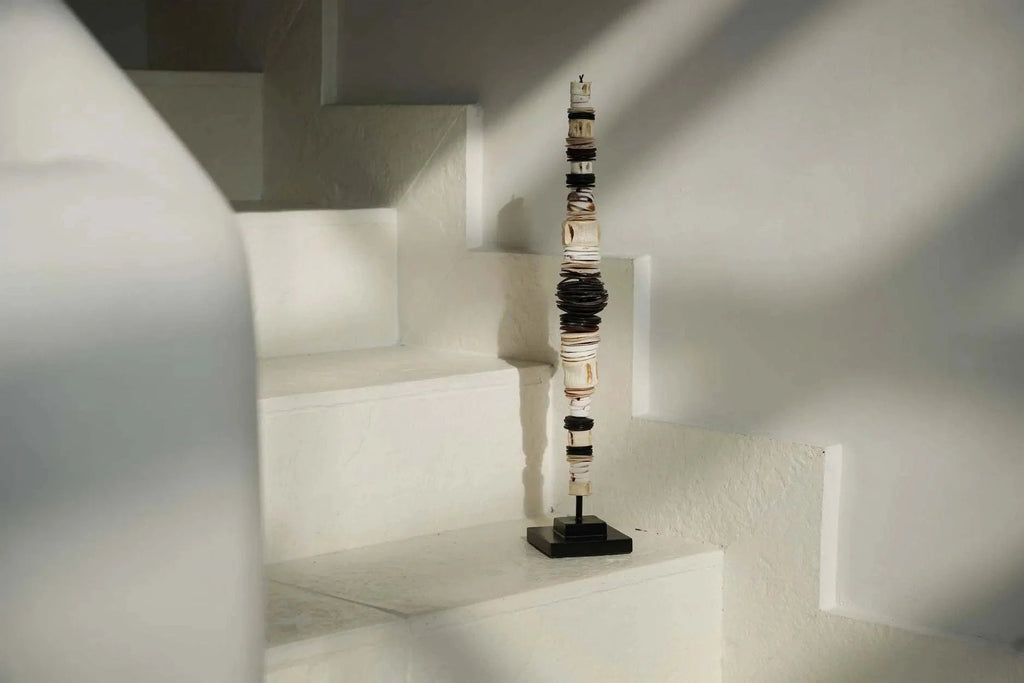 Totem sculpture en coquillage noir et blanc sur socle artisanal, H55 cm