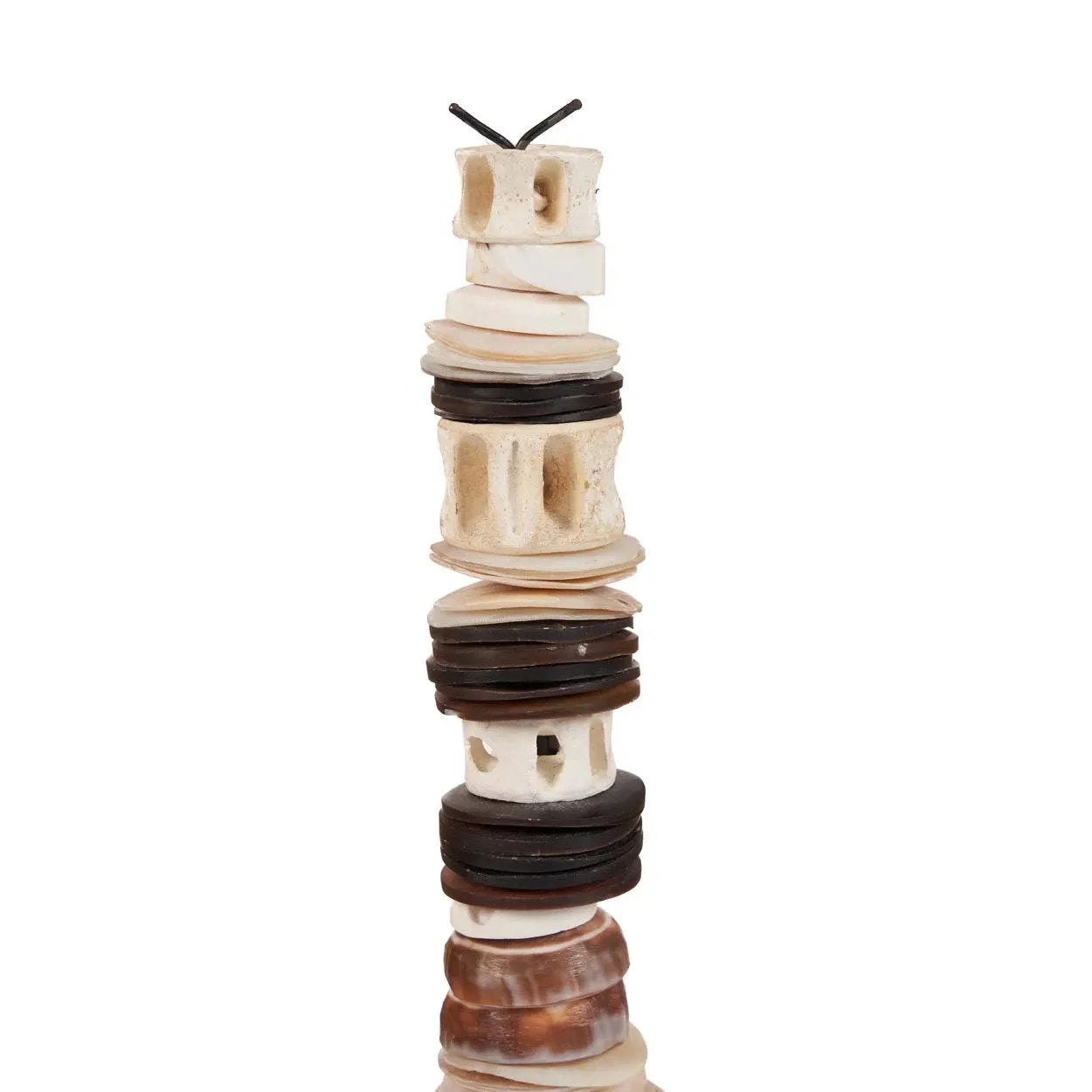 Totem sculptural en coquillages noir et blanc, H55 cm sur socle artisanal