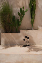 Totem sculptural en coquillages noir et blanc sur socle artisanal, H55 cm