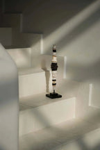 Totem sculptural noir et blanc sur socle noir