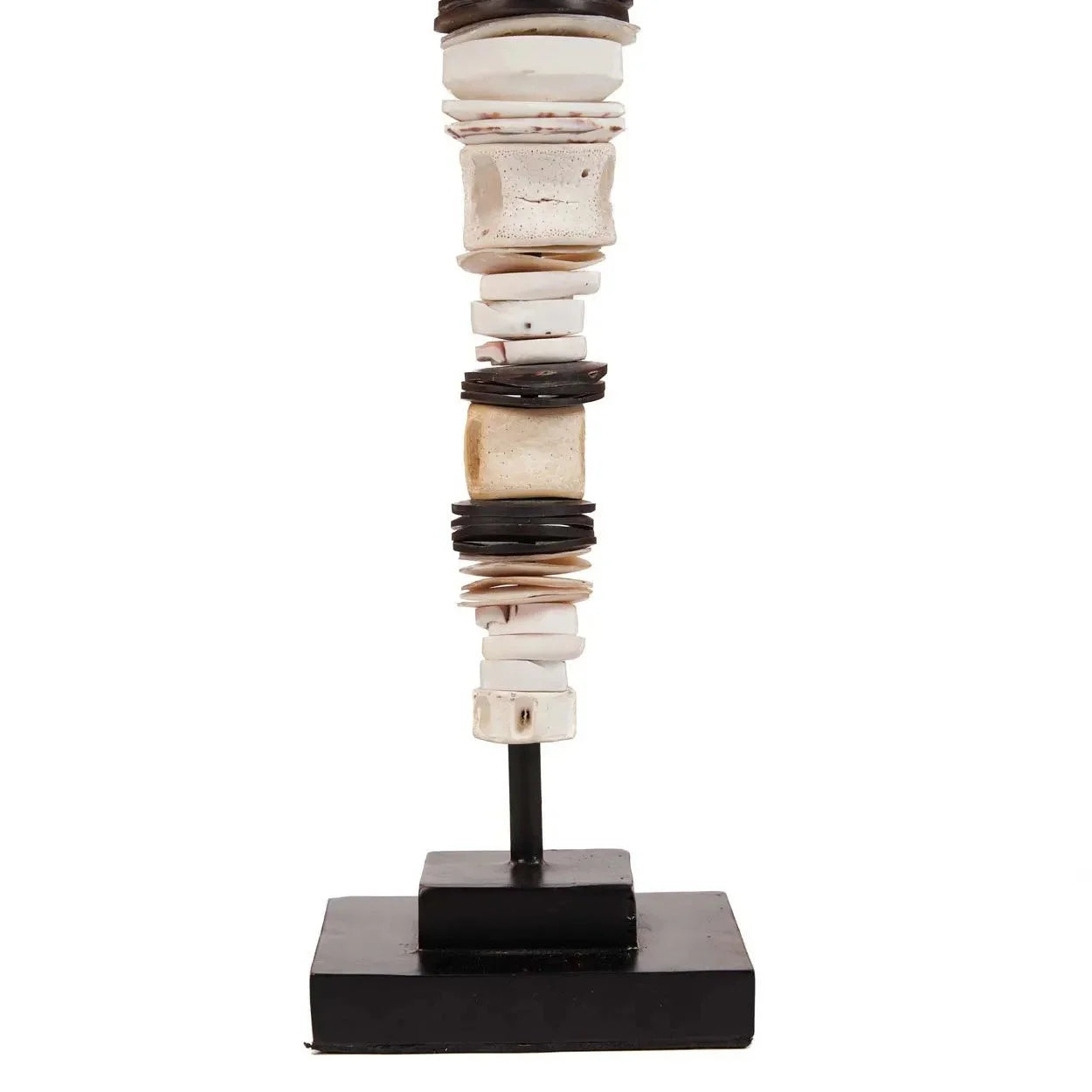 Sculpture tribale en coquillage noir naturel sur support en bois, pièce artisanale unique