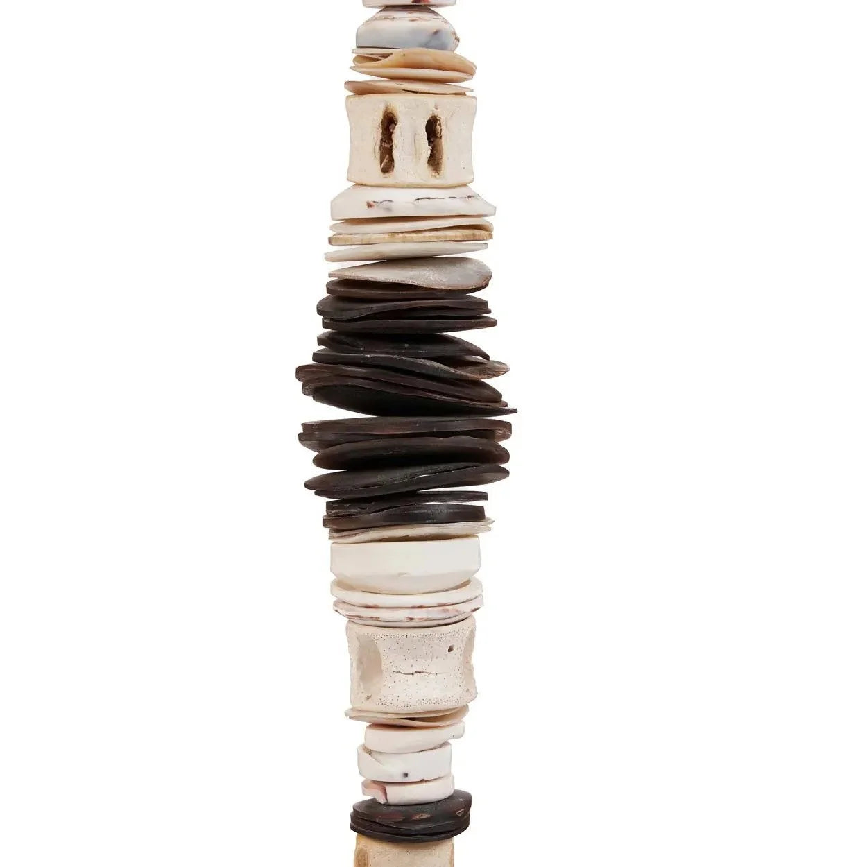 Component de collier empilés de sculpture tribale en coquillage noir naturel sur support bois