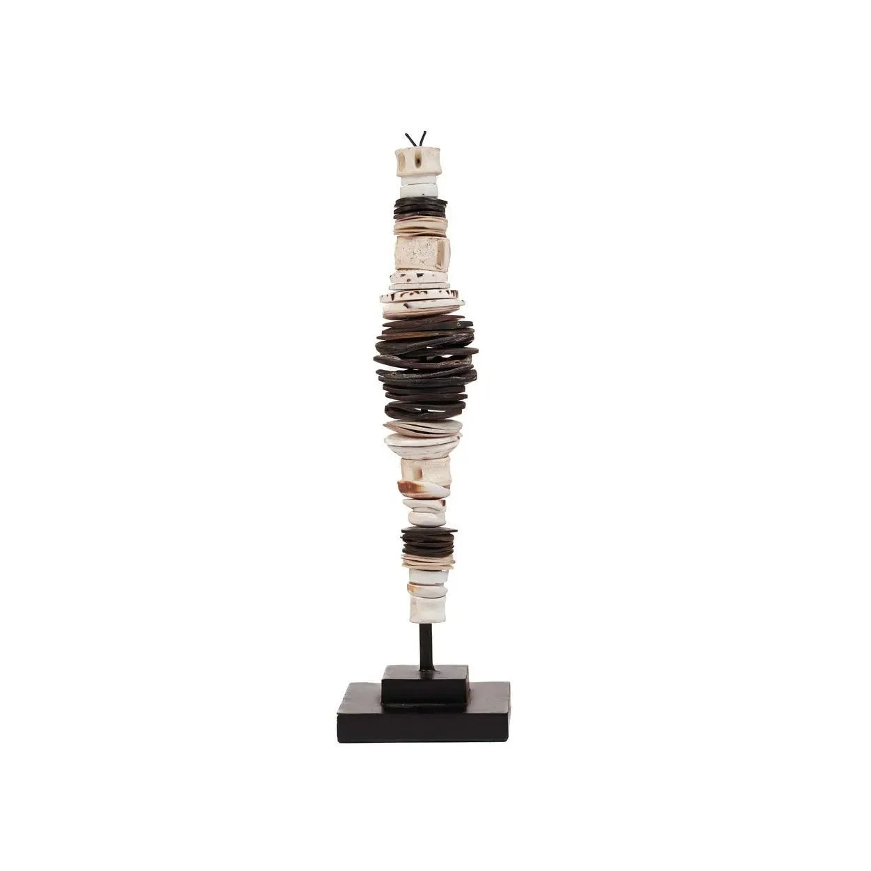 Sculpture tribale en coquillage noir naturel sur support en bois avec disques empilés