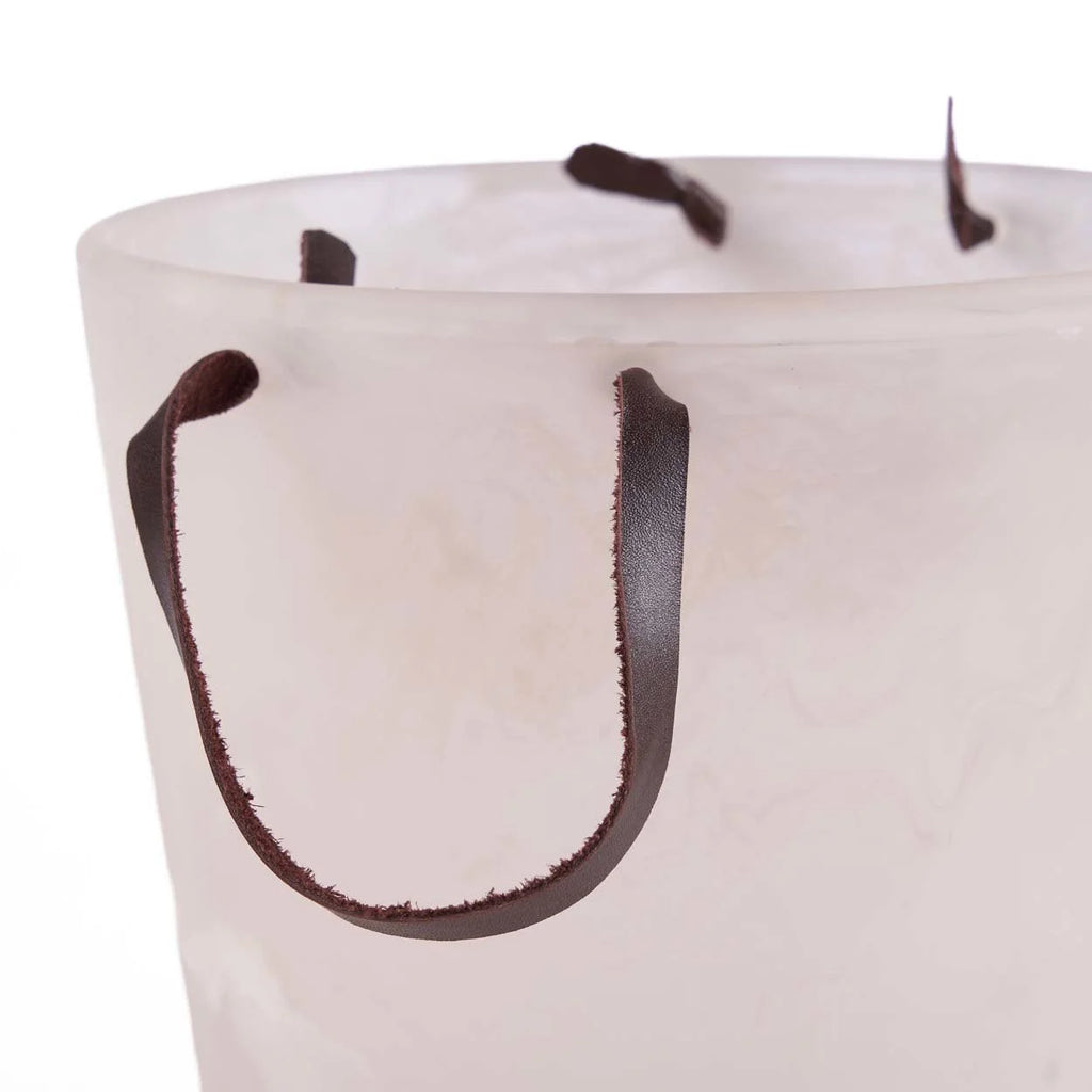 Seau à glace en résine marbrée crème translucide avec anses en cuir marron foncé