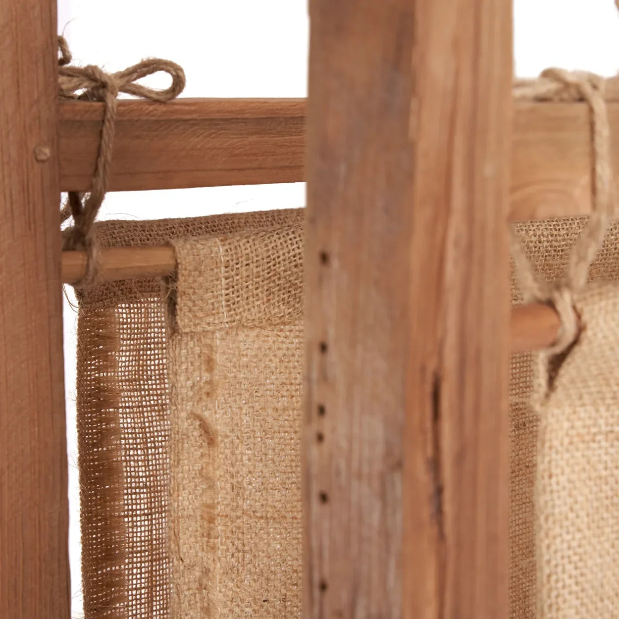 Cadre en bois rustique avec tissu de jute naturel pour séparateur de pièce en teck recyclé