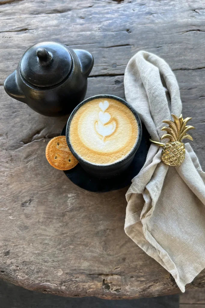 Latté avec latte art dans une serviette en lin beige, lot de 4