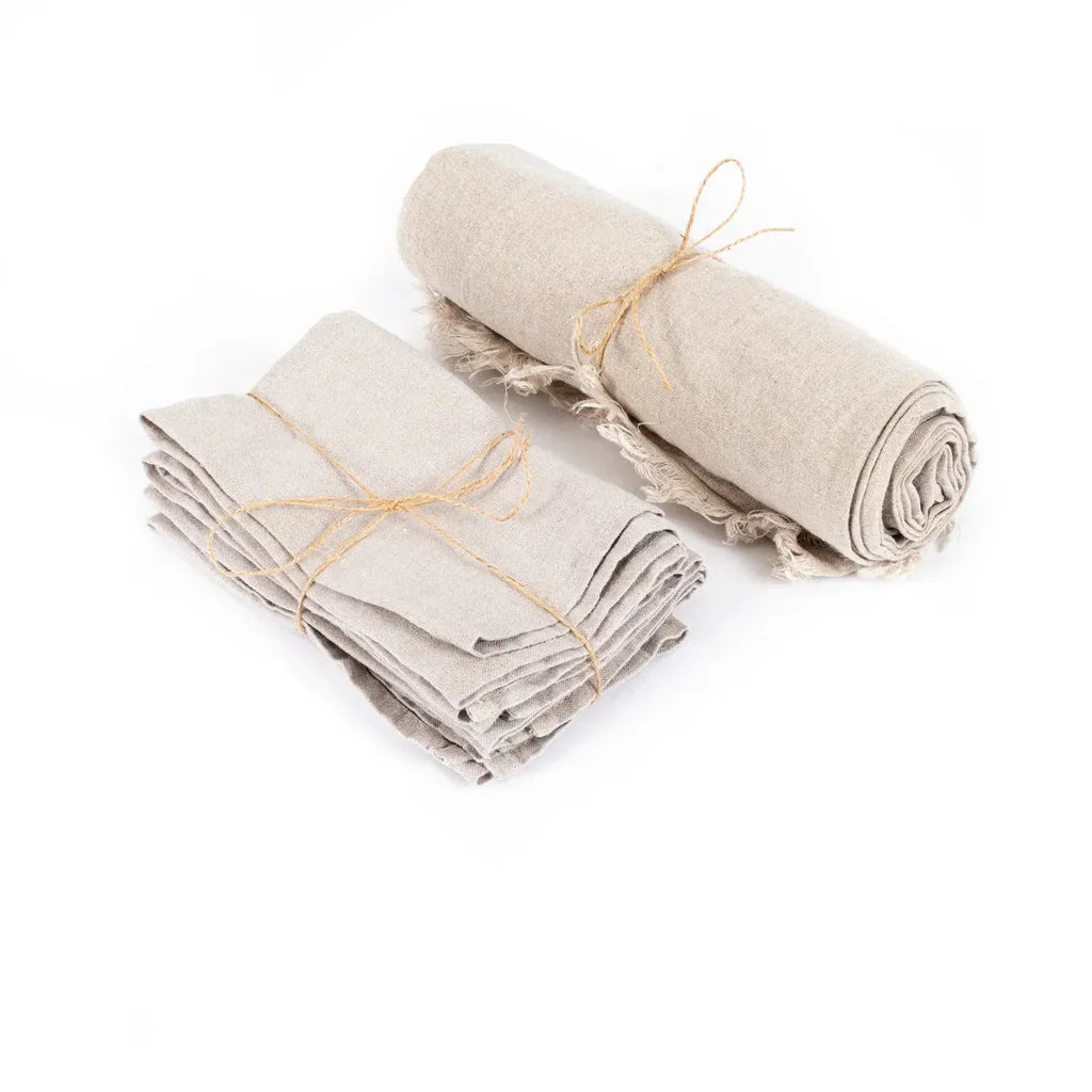Serviettes en lin beiges et tissu roulé attaché avec de la ficelle pour La Serviette en Lin Lot de 4
