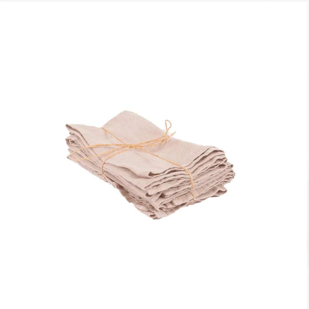 Stack de serviettes en lin beige tiees avec de la ficelle pour une touche élégante