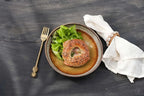 Sandwich bagel avec laitue.