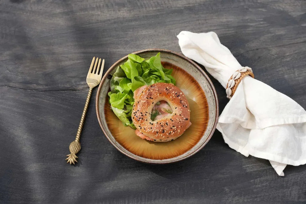 Sandwich au bagel avec laitue, dans le produit La serviette en lin blanche Lot de 4